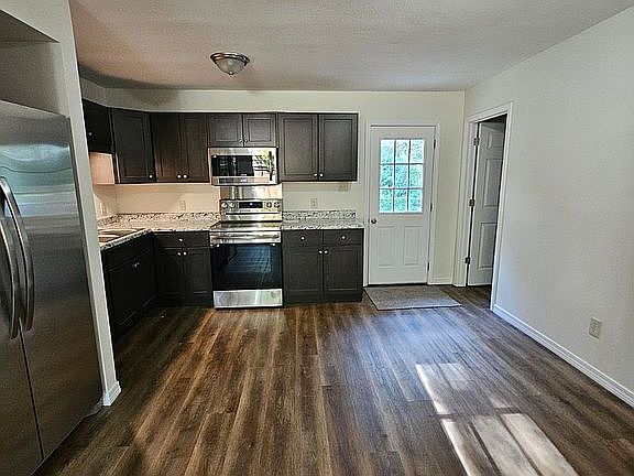 4th image of 32 Yorkshire Pkwy