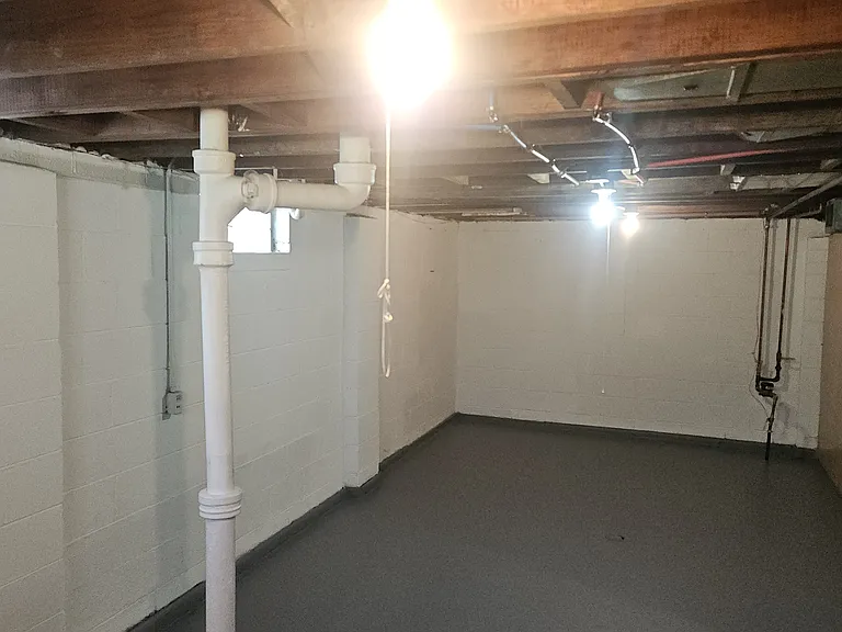 551 E Webster Ave — Photo 16