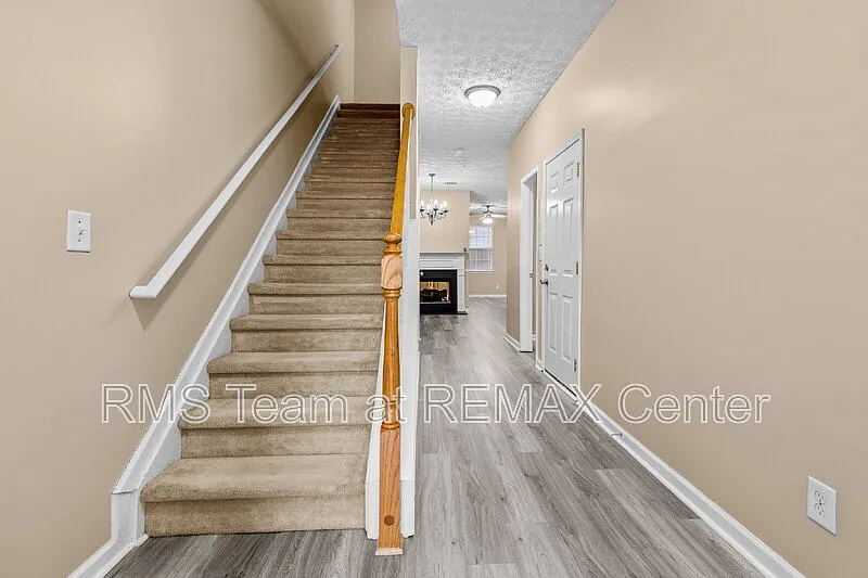 3 bed, 2.5 bath, 1692 sqft, $1,795 — Photo 2