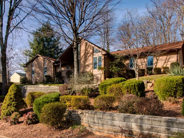 1342 Chestnut Mountain Dr, Vinton, VA 24179