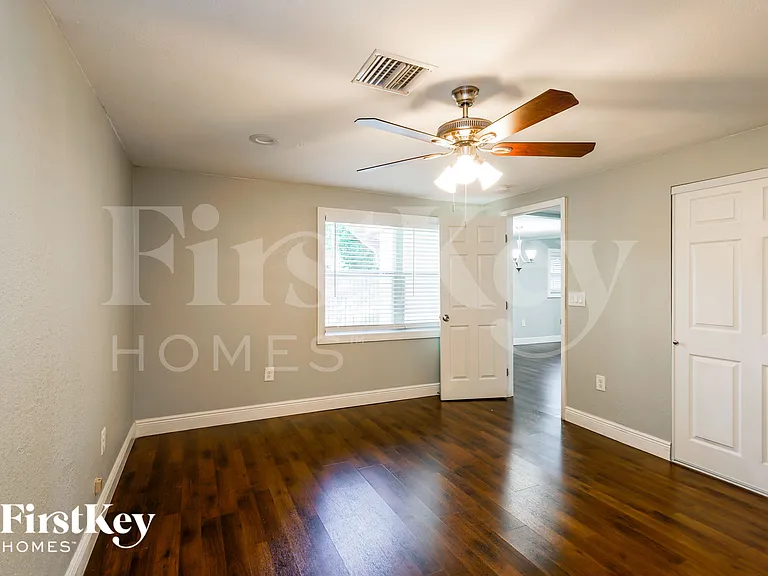 6809 N Sterling Ave — Photo 9