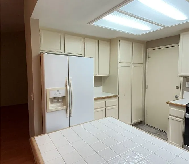 560 Boston St — Photo 6
