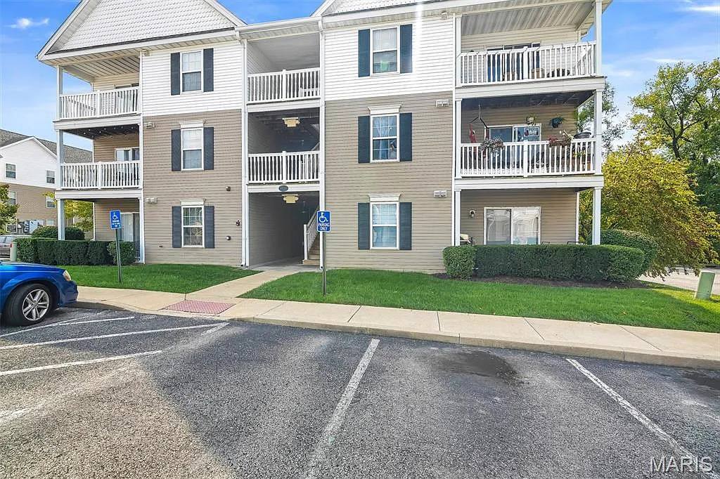 2 bed, 2.0 bath, 951 sqft, $1,800 — Photo 2