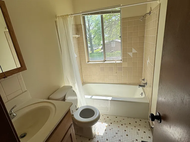 708 E Walnut St #203 — Photo 6
