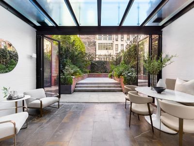 211 E 61st St, New York, NY, 10065