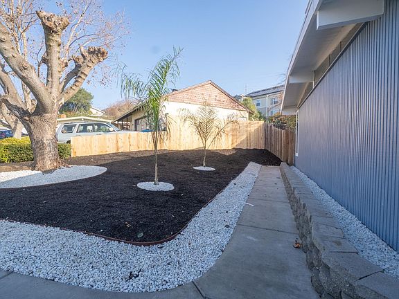 4th image of 223 Wedgewood Court