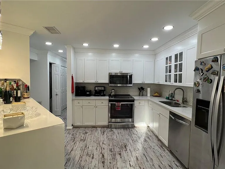 5580 Coach House Cir #F — Photo 7