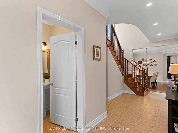 5th image of 899 Pickersgill Cres