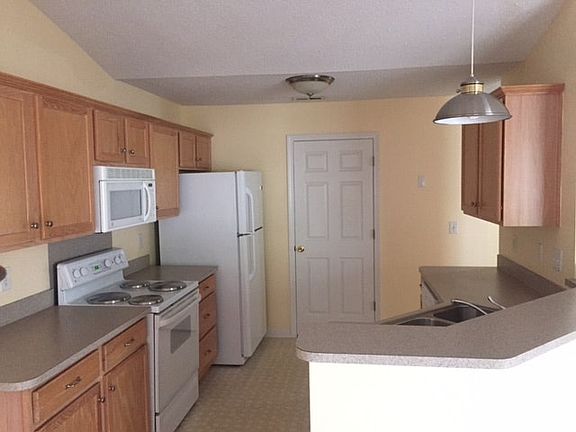 2nd image of 102 SE 5th St