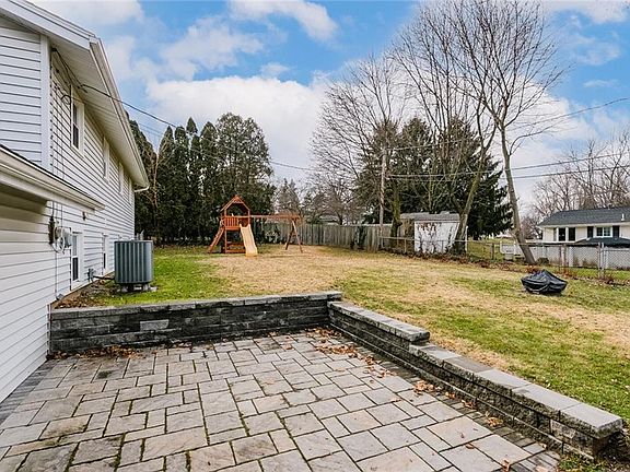 3rd image of 60 Hillside Dr