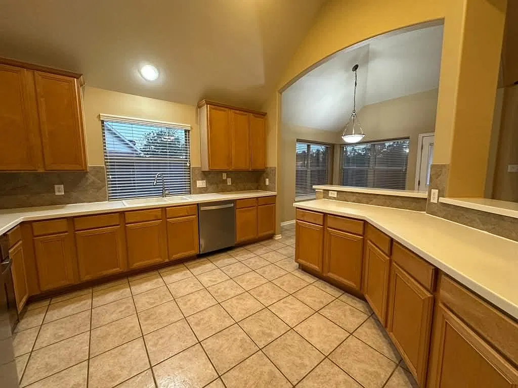 3 bed, 2.0 bath, 2014 sqft, $2,200 — Photo 4
