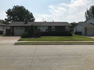 1041 N 13th St, Clinton, IA 52732