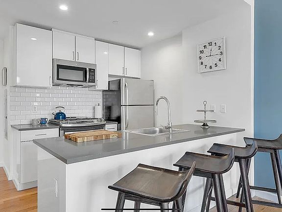 4th image of 210 E 121st St #3Y
