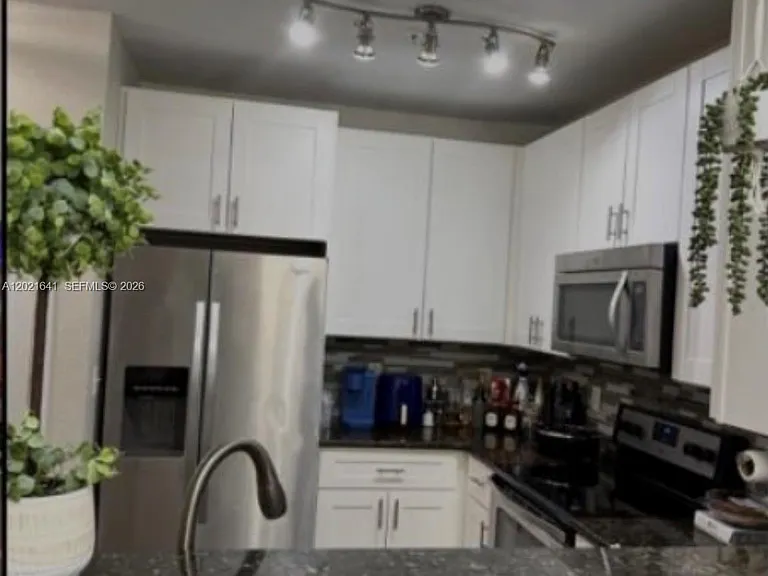 204 E South St #1061 — Photo 5