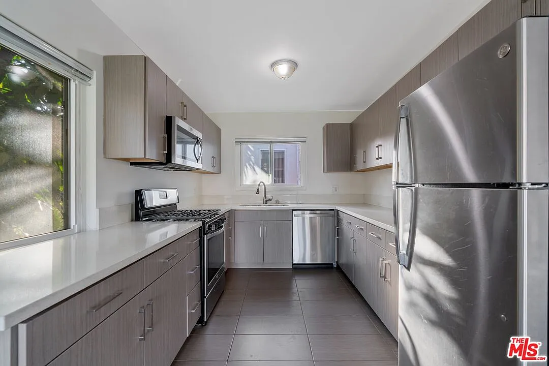 2 bed, 1.0 bath, 918 sqft, $2,795 — Photo 2