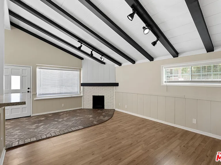 5541 Fallbrook Ave — Photo 17