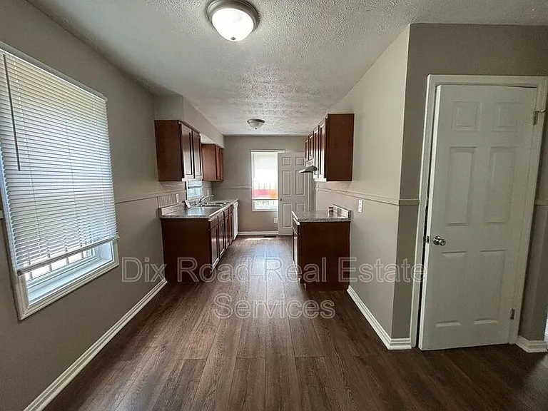 660 Gramont Ave — Photo 9