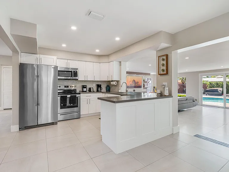 300 SE 8th Ct — Photo 6