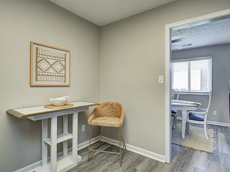 Ivy Knoll Apartments — Photo 16