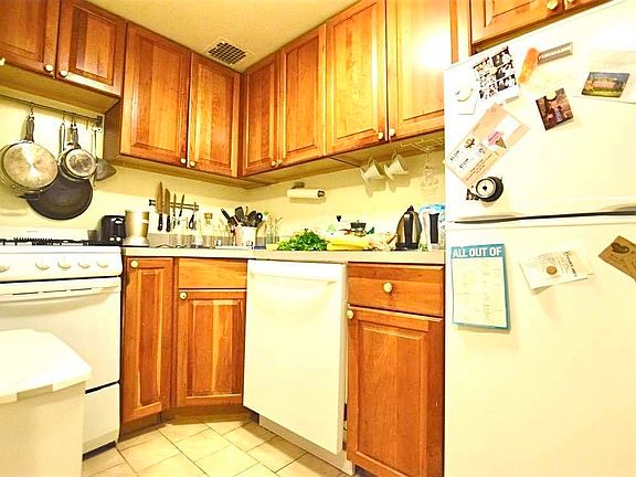 4th image of 120 W 75th St APT 3A