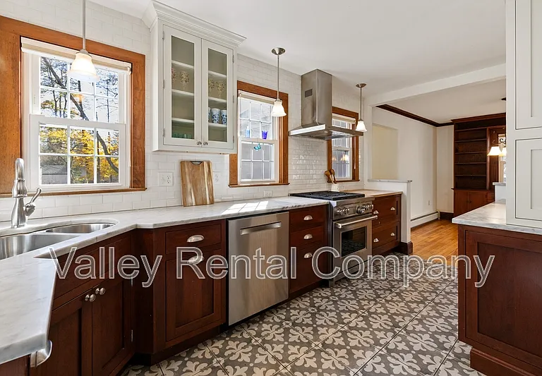 61 Woodlawn Ave — Photo 2