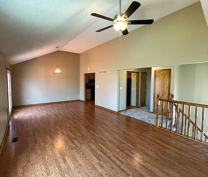 512 Bayside Ct — Photo 3