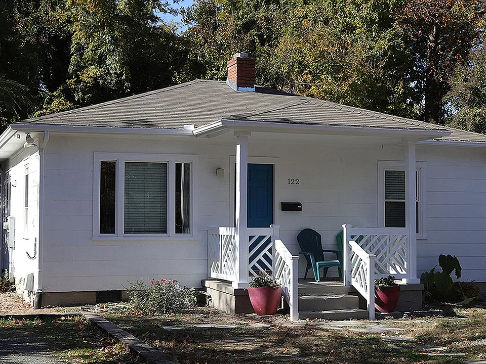 122 S Roberson St