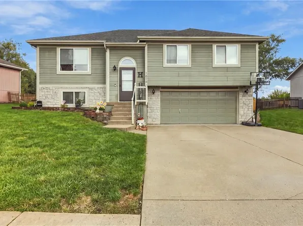 1010 E 16th St, Kearney, MO 64060
