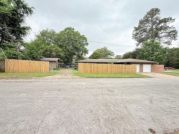 4th image of 905 Persimmon Ave