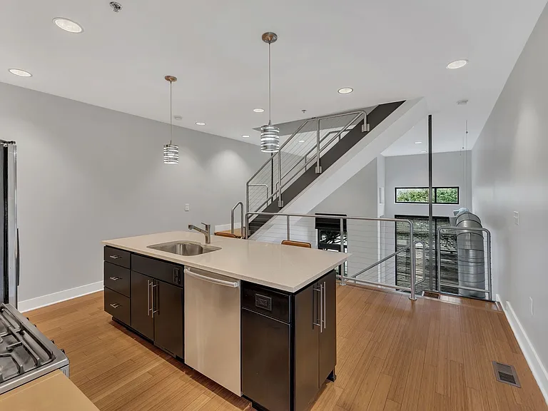 1100 Russell St #102-1 — Photo 14