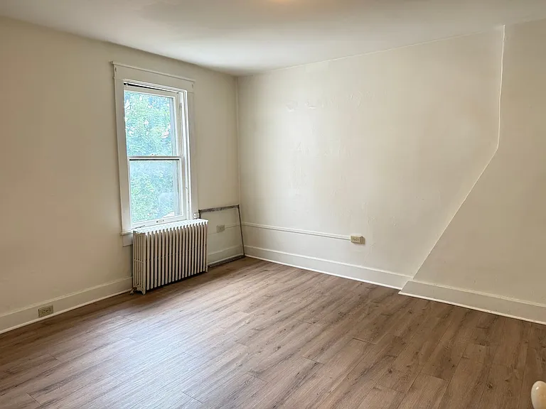 537 E King St — Photo 7