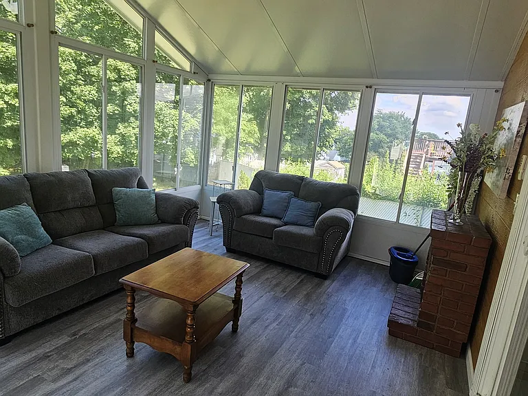 379 University Ave — Photo 4