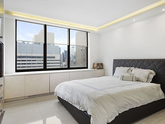 4th image of 422 E 72nd St APT 24D