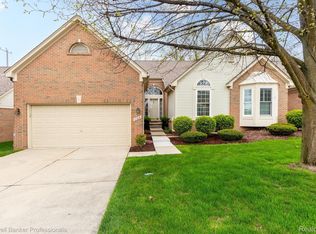 1104 Churchill Cir, Rochester, MI 48307