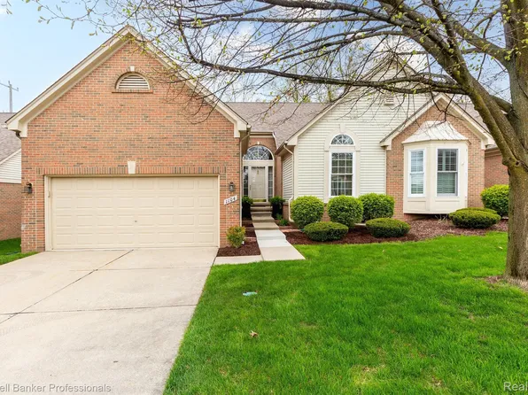 1104 Churchill Cir, Rochester, MI 48307