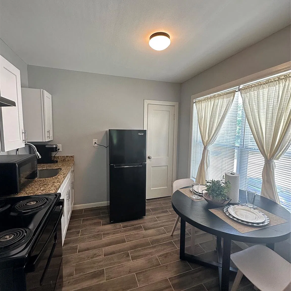 Studio, 1.0 bath, 400 sqft, $850 — Photo 2