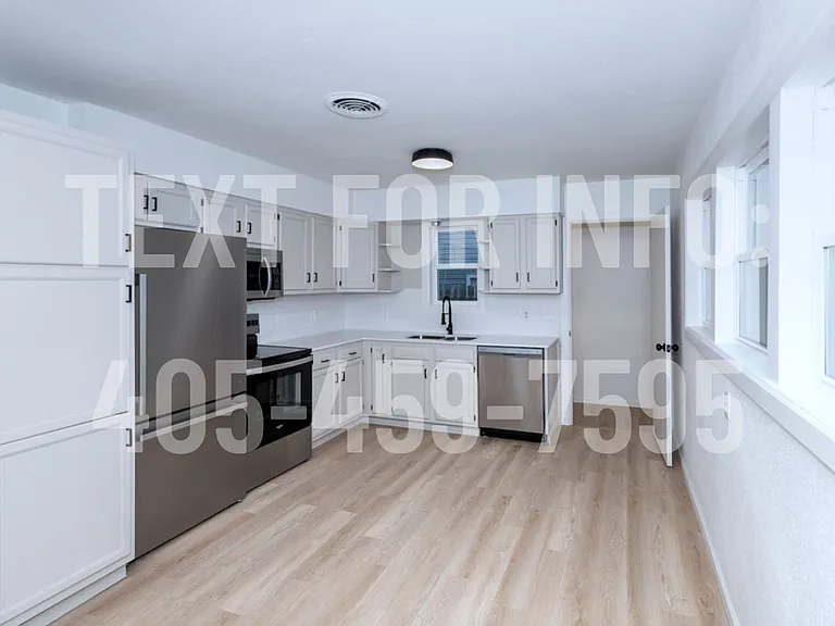 1941 W Spruce Ave — Photo 4