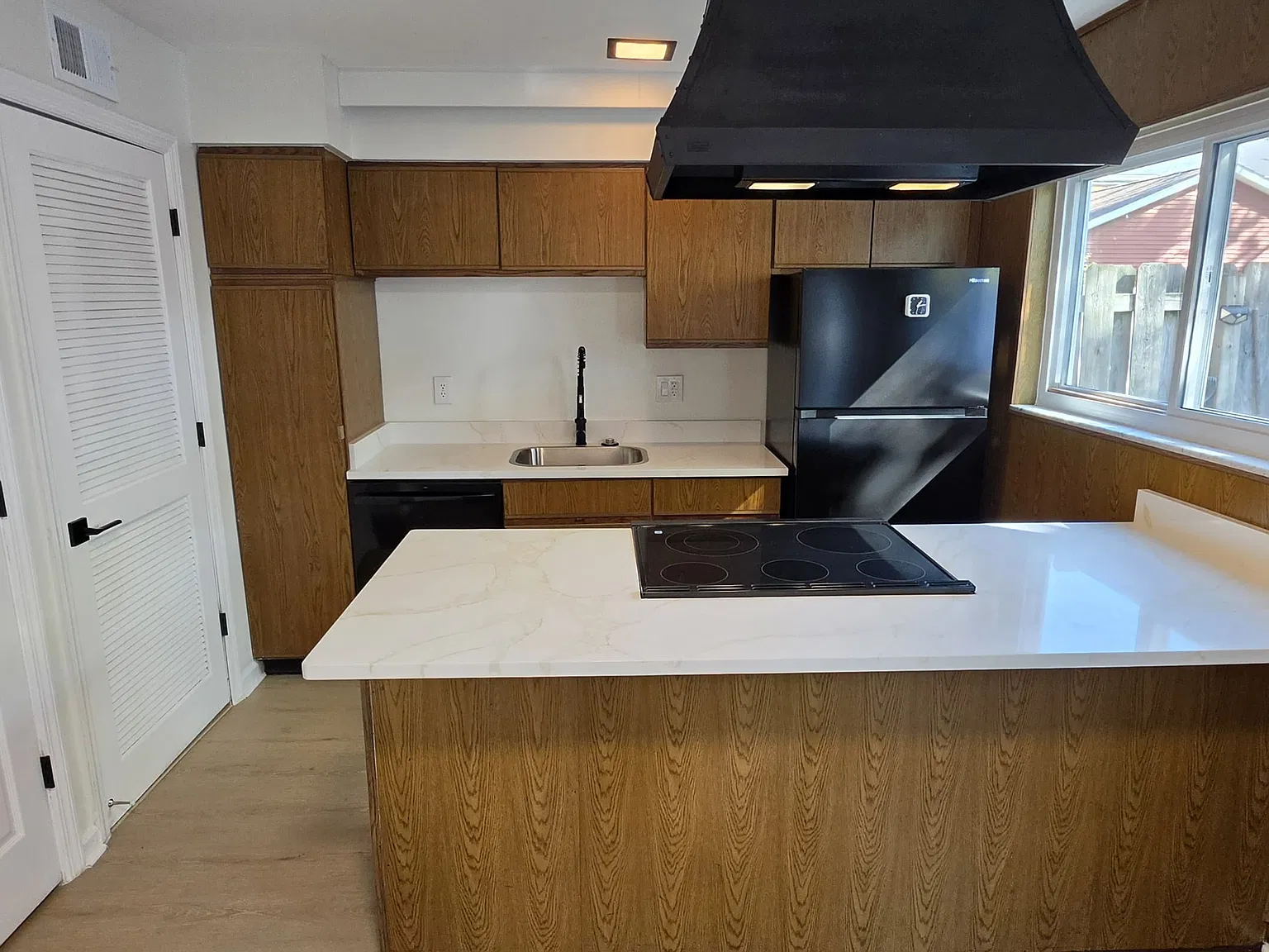 2 bed, 1.5 bath, 870 sqft, $1,300 — Photo 2