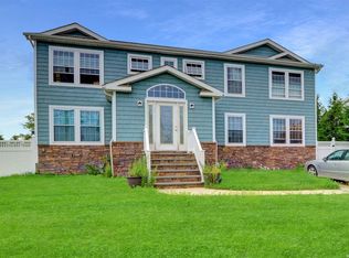 862 W Bay Dr, West Islip, NY 11795