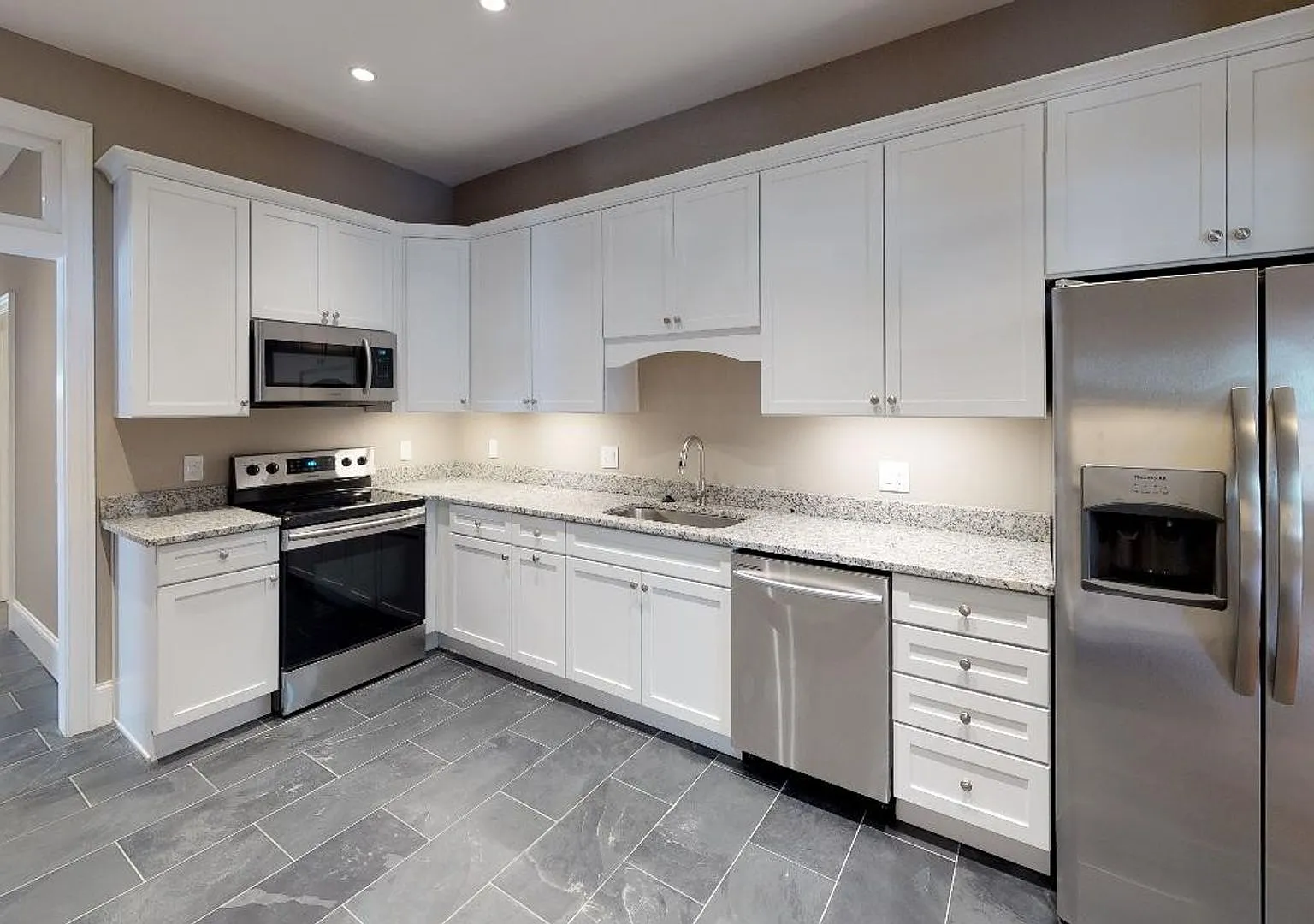 Waitlist for Aug2027Jul2028 Now Open! |4BR/2BA Fort Sanders Home | Walk to UTK | Renovated with H... — Photo 4