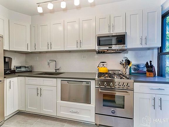 3rd image of 319 E 50th St APT 4E