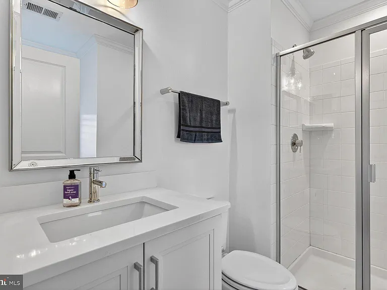 619 E Custis Ave — Photo 20