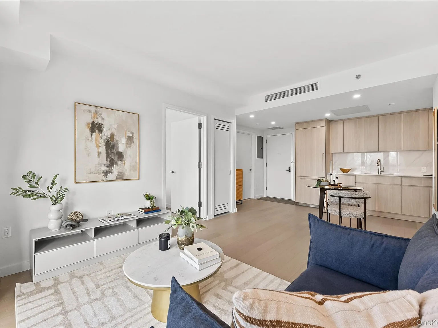 2 bed, 2.0 bath, 752 sqft, $4,050 — Photo 4