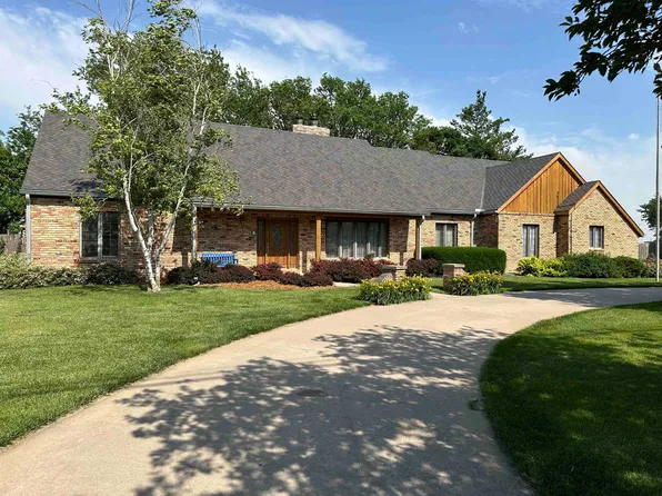 1510 N Highland Rd, Hastings, NE 68901