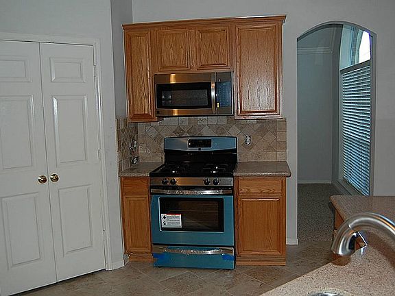 Brand new stainless appliances - nice size pantry too!