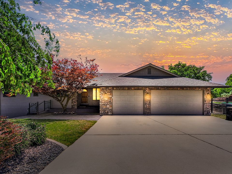 Welcome to the Boulder Heights Retreat located at 3245 East Boulder Heights Drive in Boise - your new home away from home
