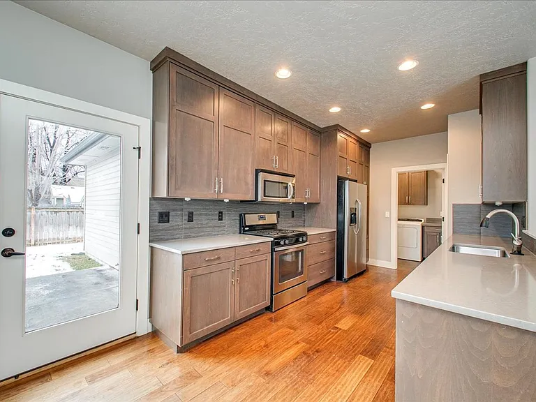 3313 Dewey St — Photo 12