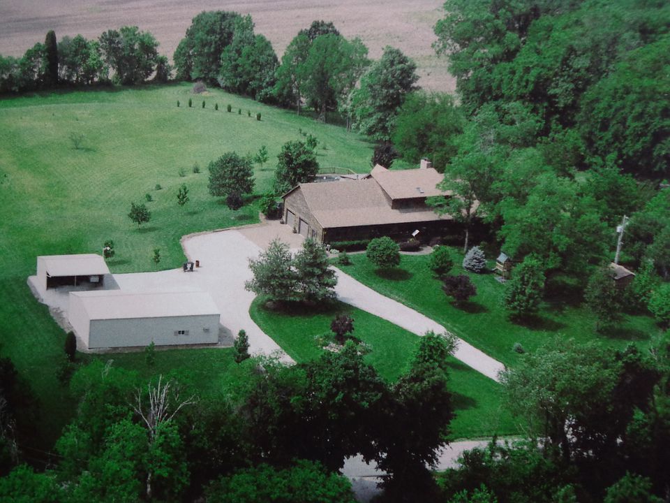 Beautiful Log Home on 6 acre