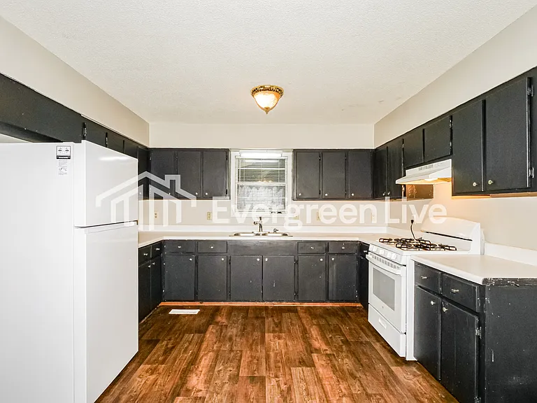 1107 Highland St — Photo 7