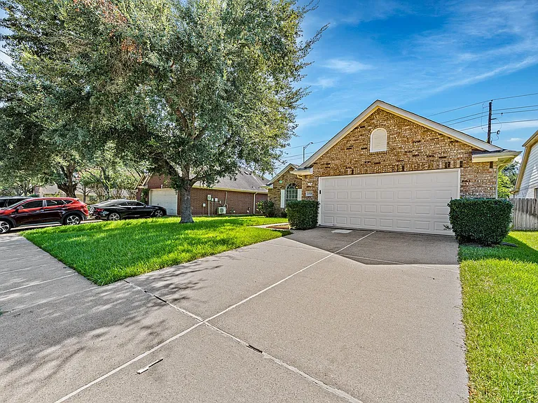 12918 Stratford Mill Ln — Photo 2